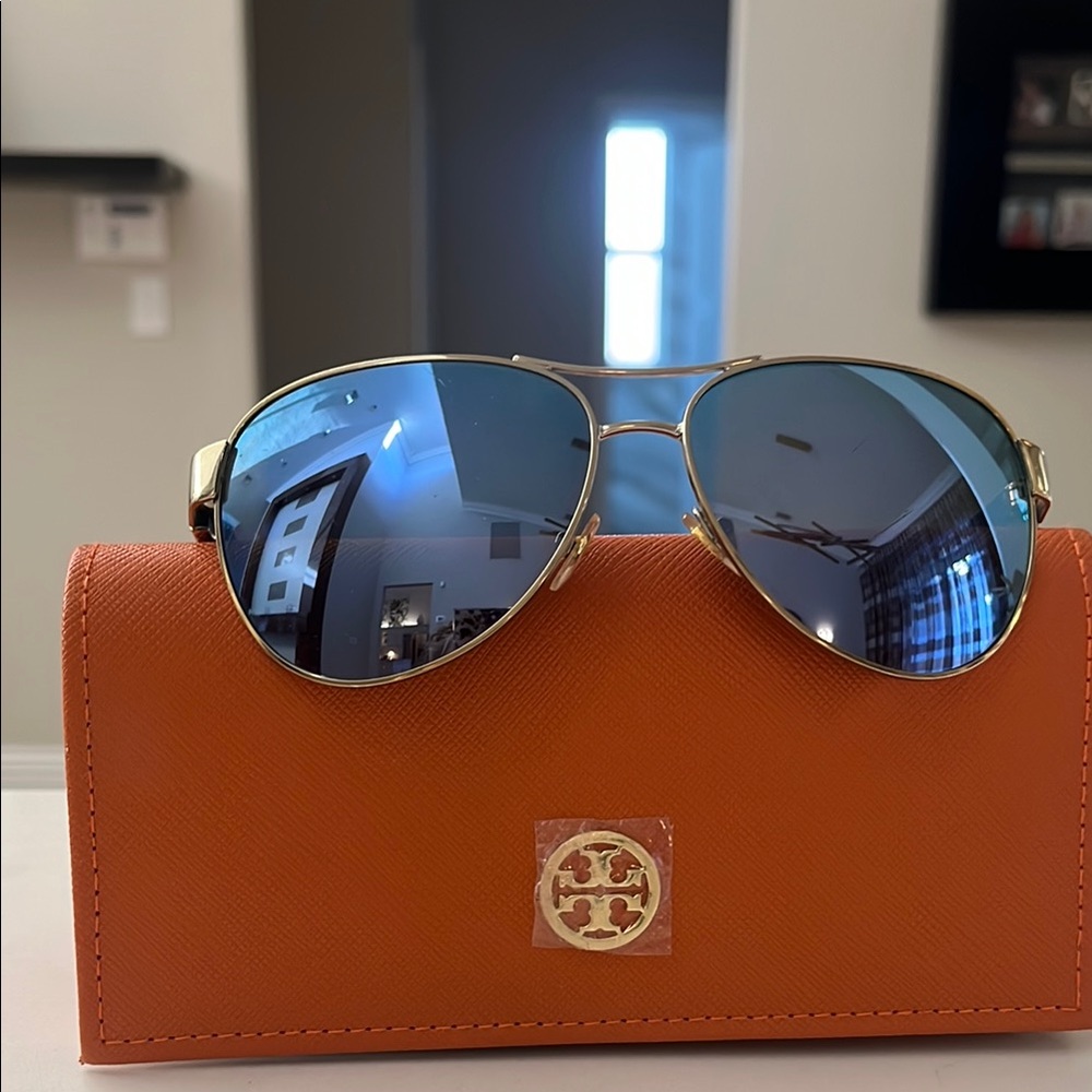 Stylish Gold Aviator Sunglasses with Blue Lenses